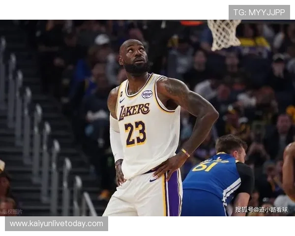 湖人詹姆斯连拿高分助球队险胜勇士赛季表现引关注